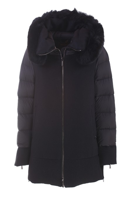 Shop MOORER  Giaccone: Moorer giaccone "FRESIA" in misto cachemire.
Cappuccio con bordo in pelliccia staccabile.
Maniche lunghe con zip.
Tascge laterali a filo.
Maniche trapuntate in nylon.
Dettaglio cerniere sui fianchi.
Chiusura con zip con doppio cursore.
Vestibilità regolare.
Composizione: 90% lana vergine 10% cachemire.
Fabbricato in Italia.. FRESIA 300007-U0001